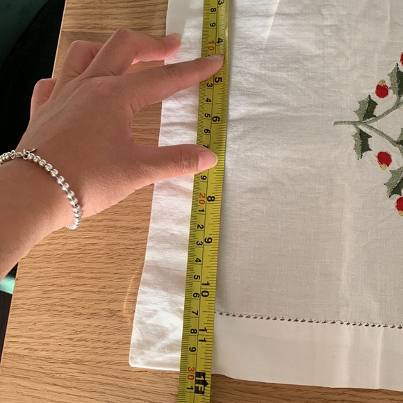 NWT Embroidered Holly Cotton Tablecloth - Picture 7 of 9
